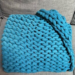Luxurious Chunky Knit Blue Throw Blanket
